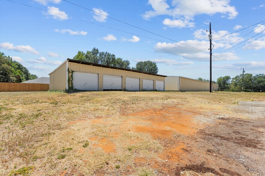 More Photos Of 600 Turner Dr, Palestine Warehouse For Sale
