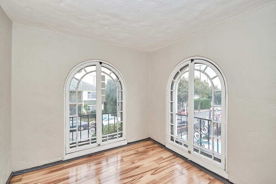 More Photos Of 6669 De Longpre Ave, Los Angeles Apartments For Sale