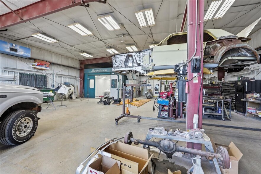 More Photos Of 590 Commercial Ave, Waterloo Auto Repair For Sale