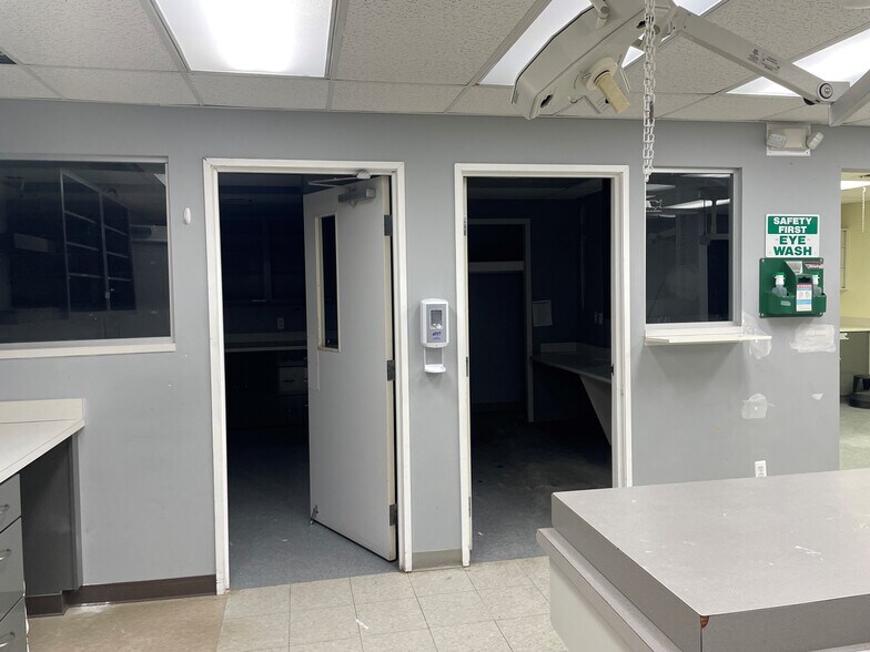 More Photos Of 40696 Garfield Rd, Clinton Township Veterinarian Kennel For Lease