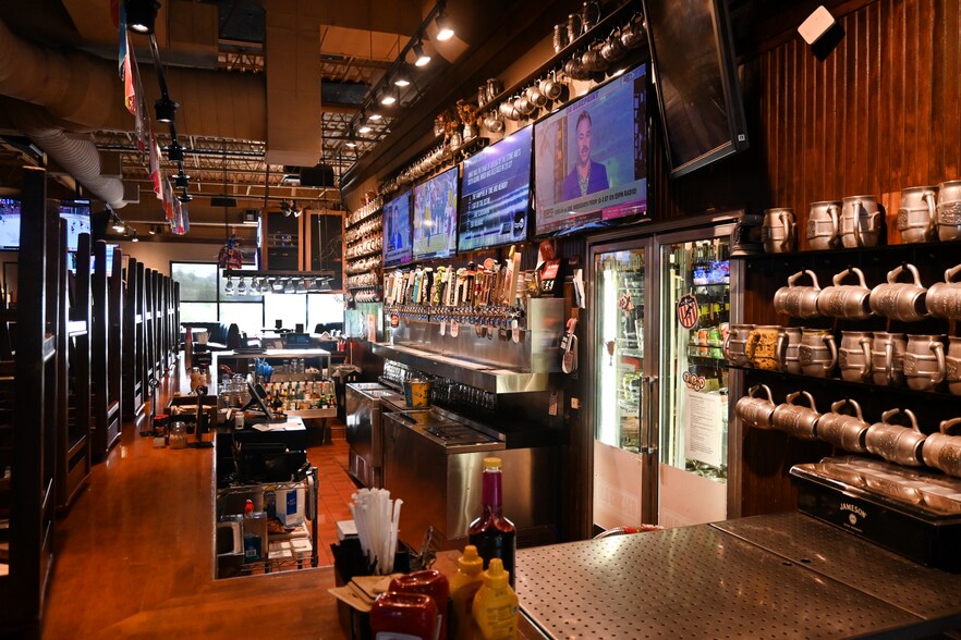 More Photos Of 14126 W Center Rd, Omaha Unknown For Lease