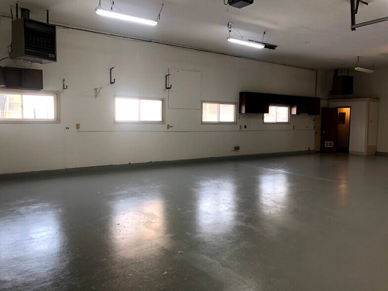 More Photos Of 225 Lake Ave, Lake Villa Warehouse For Lease