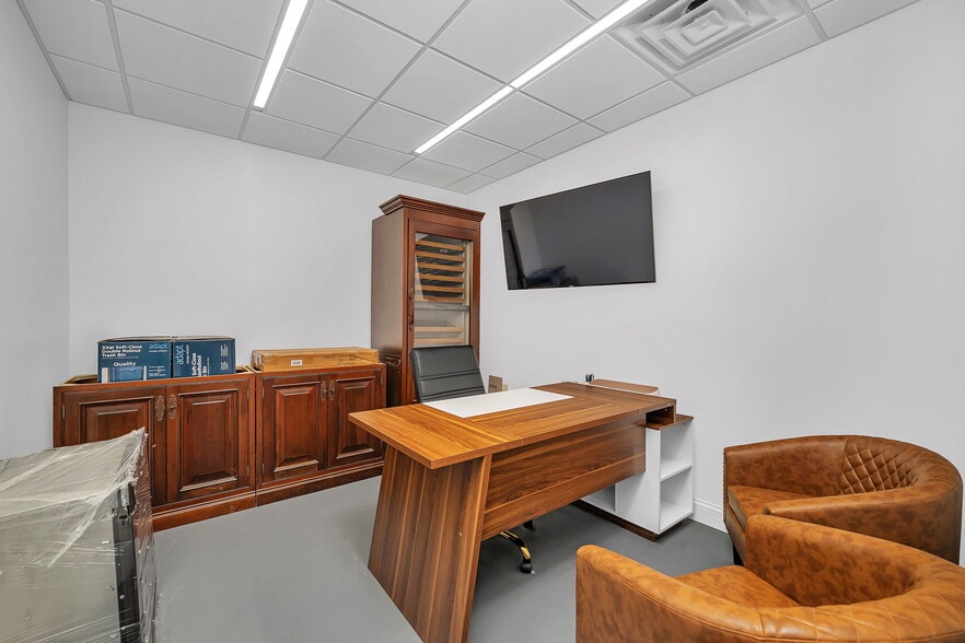 More Photos Of 116-118 S Water St, Wilmington Storefront Retail Office For Lease