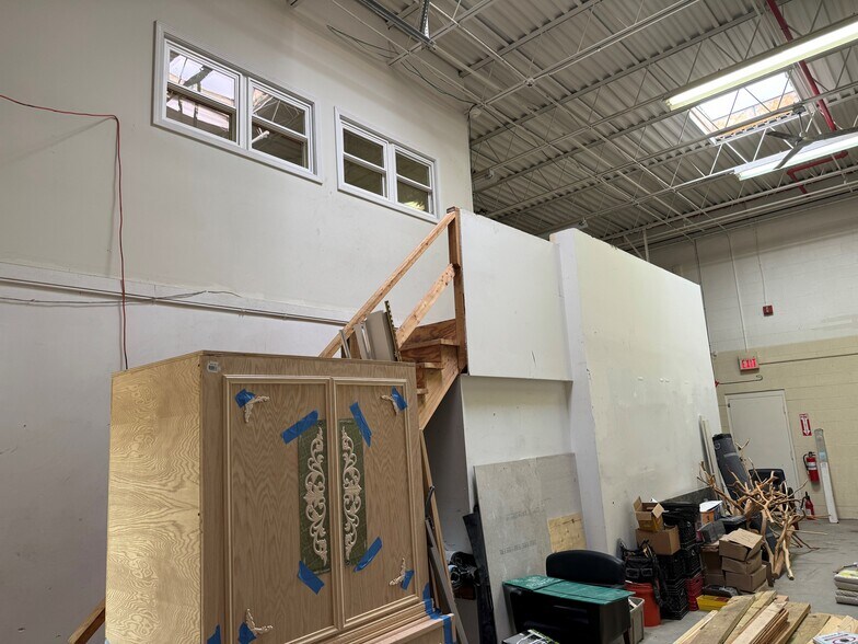 More Photos Of 1080-1098 Frances Dr, Streamwood Warehouse For Lease