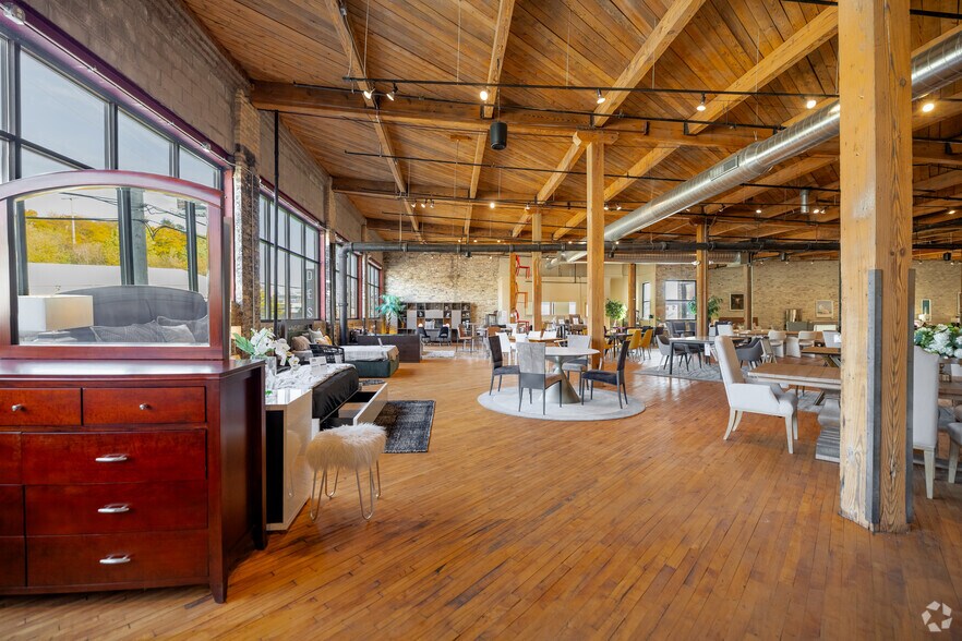 More Photos Of 1741 W Saint Paul Ave, Milwaukee Flex For Sale