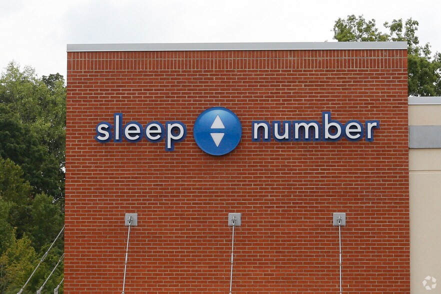 More Photos Of 9402 Northlake West Dr, Charlotte Restaurant For Lease