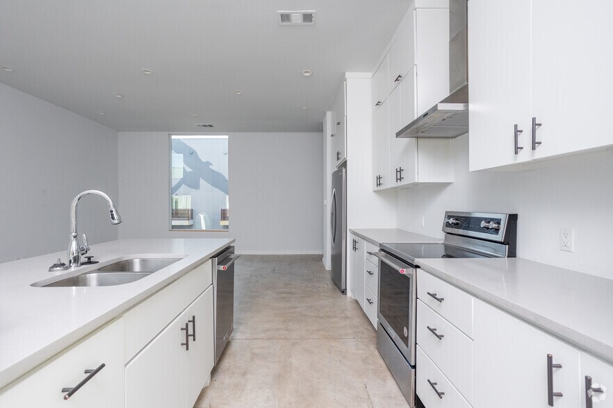 More Photos Of 707 W Commerce St, Dallas Apartments For Sale