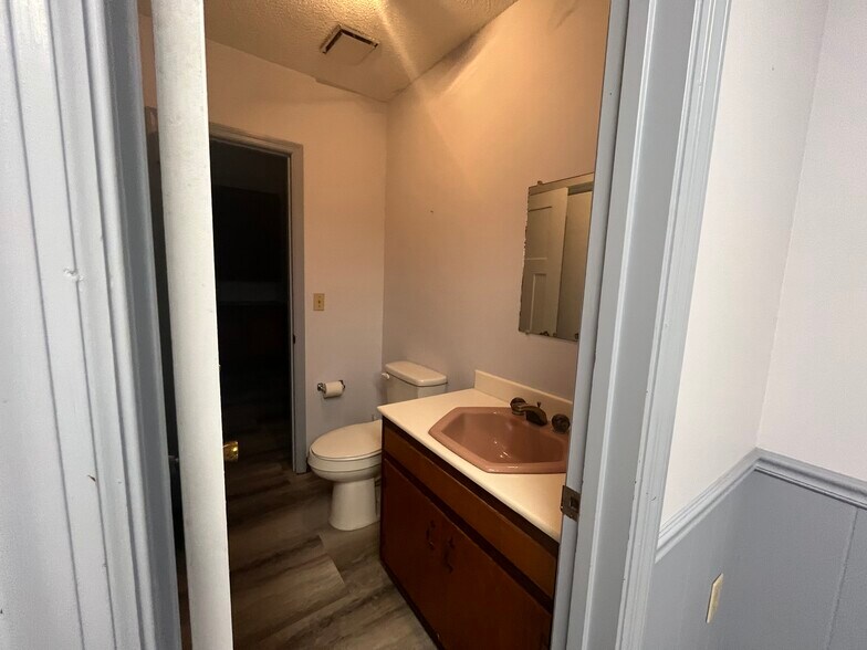 More Photos Of 303 Pineview Dr, Waycross Medical For Lease