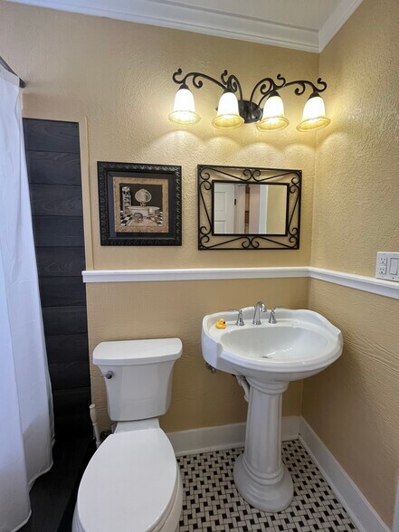 More Photos Of 1600 S Ford St, Llano Storefront Retail Office For Sale