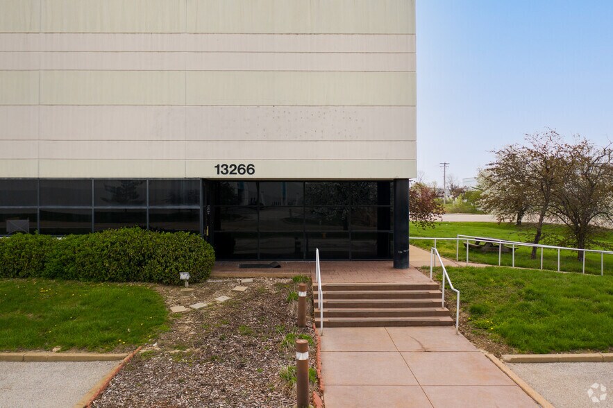 More Photos Of 13222 Lakefront Dr, Earth City Warehouse For Lease