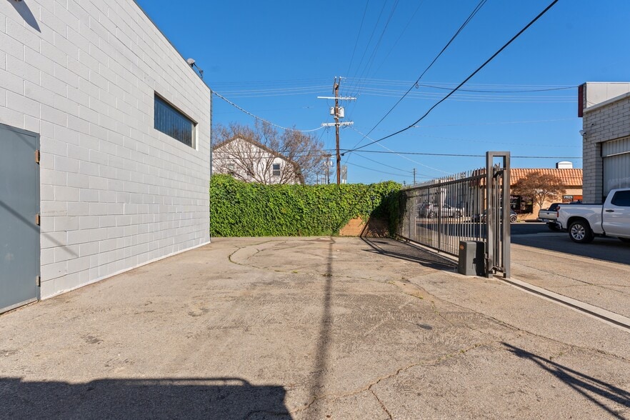 More Photos Of 18522 Gresham St, Northridge Warehouse For Sale