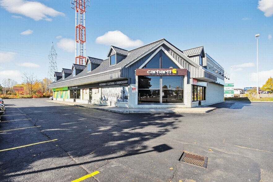More Photos Of 595 W Hunt Club Rd, Ottawa General Retail For Sale
