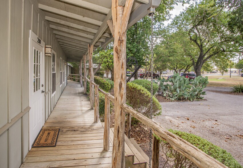 More Photos Of 512 E Blanco St, Boerne Office For Lease