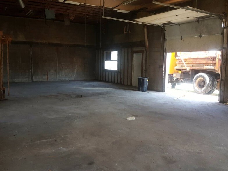 More Photos Of 704 S Metcalf Rd, Louisburg Warehouse For Lease