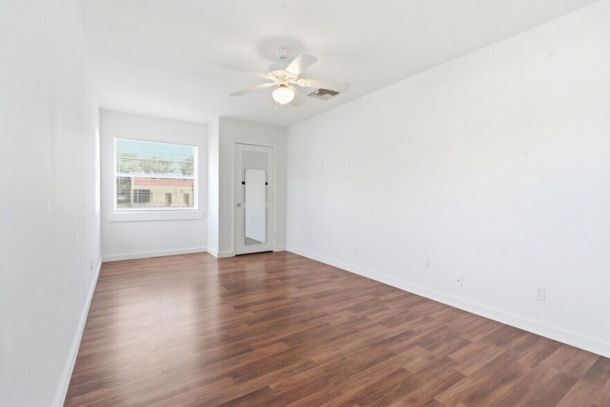 More Photos Of 1030 Camphor Ln, Deland General Retail For Sale