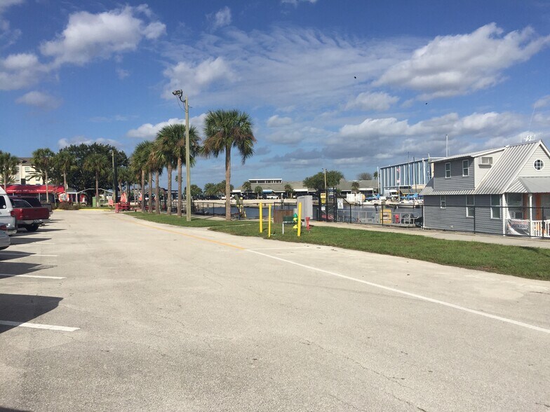 More Photos Of 350 E Seminole Blvd, Sanford Freestanding For Sale