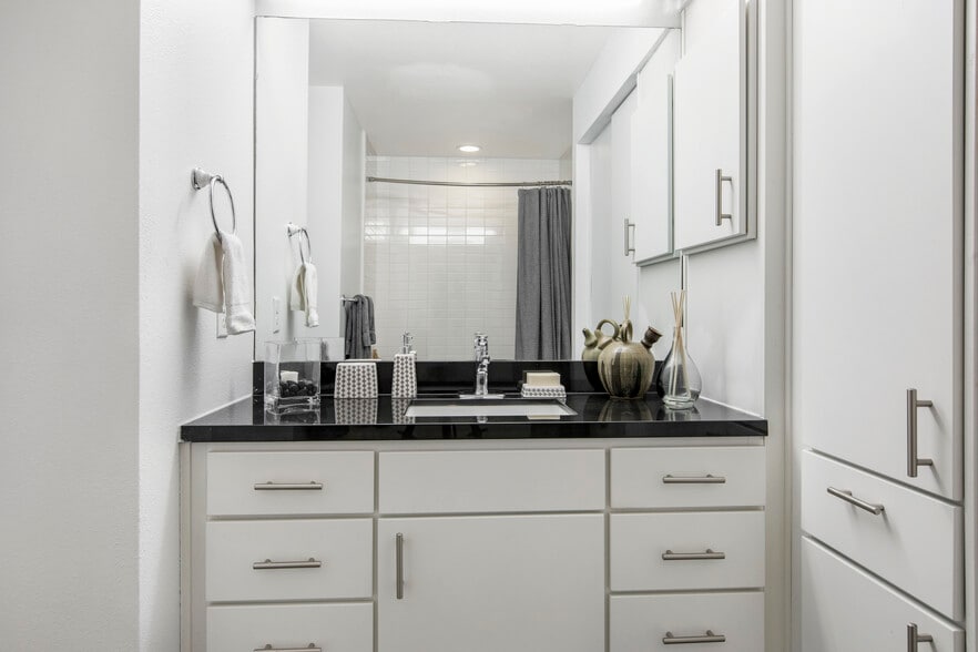 More Photos Of 1010 S Flores St, San Antonio Apartments For Lease