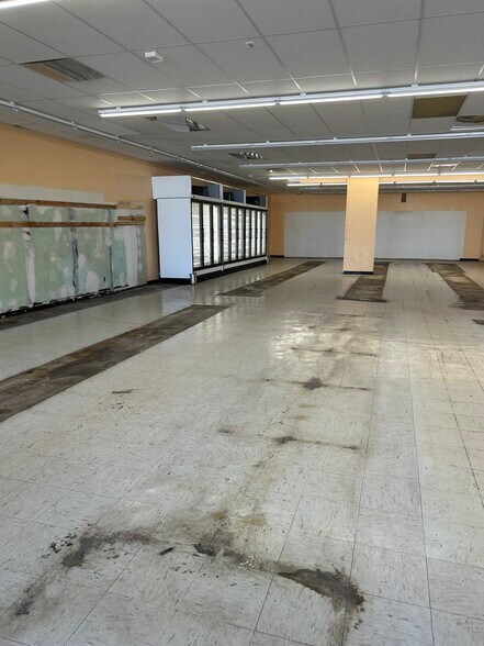 More Photos Of 1309 Pine Ave, Niagara Falls Freestanding For Lease