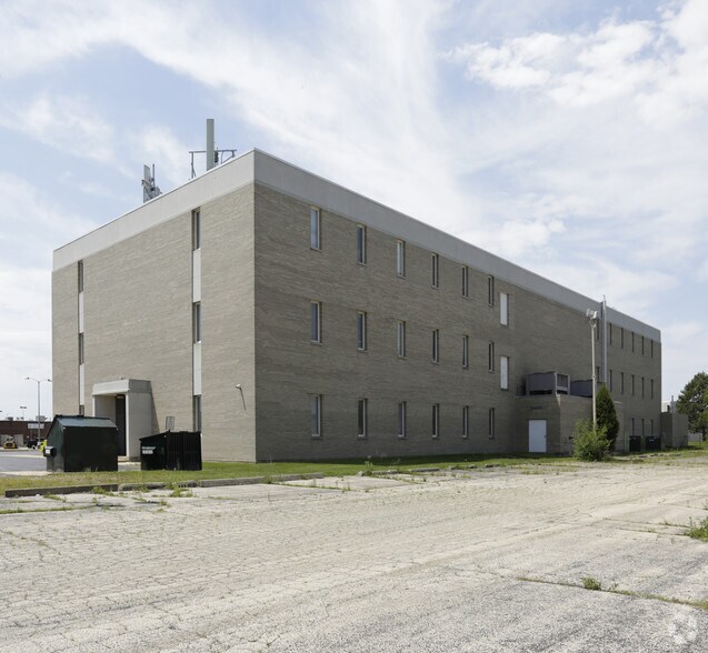 More Photos Of 2111 Plum St, Aurora Office For Sale