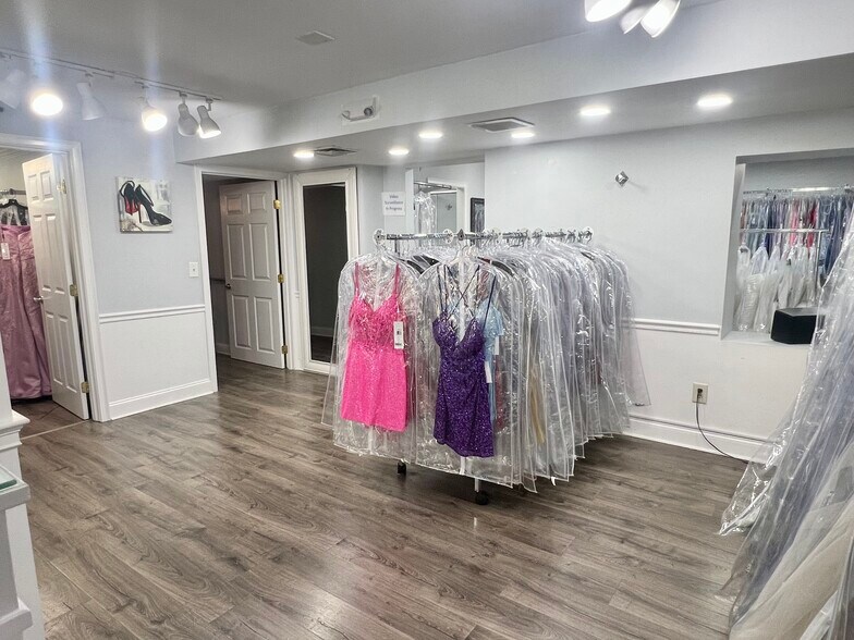 More Photos Of 892-894 Oaklawn Ave, Cranston Office Residential For Lease