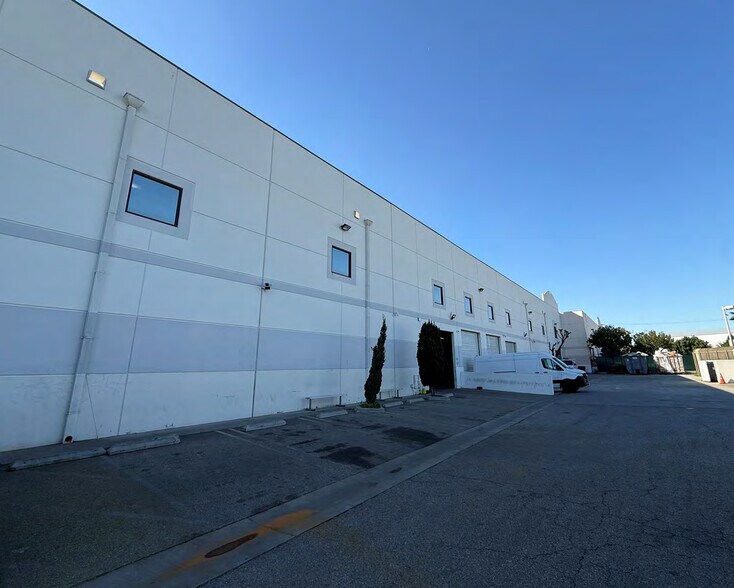 More Photos Of 2025-2027 Long Beach Ave, Los Angeles Warehouse For Lease