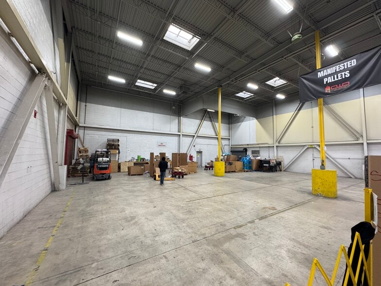 More Photos Of 3700 Pegasus Dr, Bakersfield Warehouse For Lease