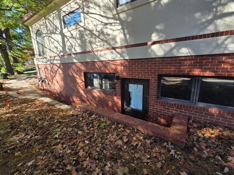 More Photos Of 1011 E Saint Maartens Dr, Saint Joseph Medical For Lease