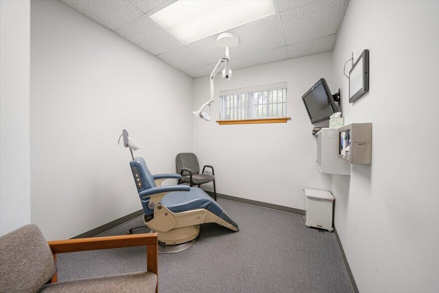 More Photos Of 468 Gidney Ave, Newburgh Medical For Sale