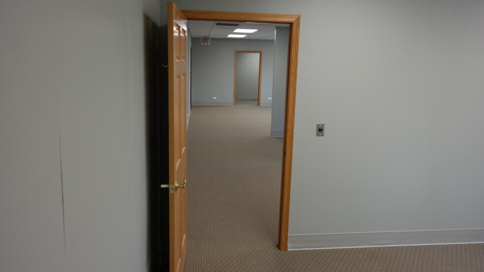 More Photos Of 105 Jackson Ave, Naperville Storefront Retail Office For Lease