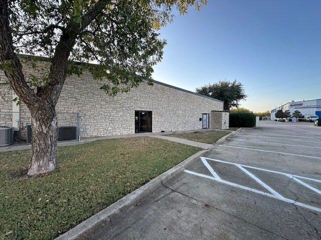 More Photos Of 194 Industrial Blvd, McKinney Showroom For Lease