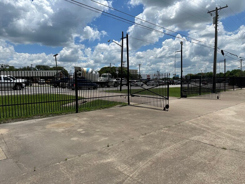 More Photos Of 1705 N Main St, Cleburne Auto Dealership For Lease