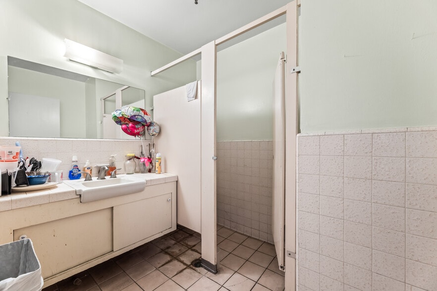 More Photos Of 400 W Alondra Blvd, Gardena Warehouse For Sale