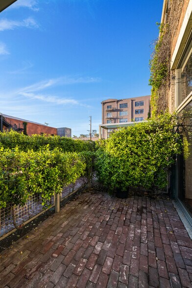 More Photos Of 1850 Industrial St, Los Angeles Apartments For Lease