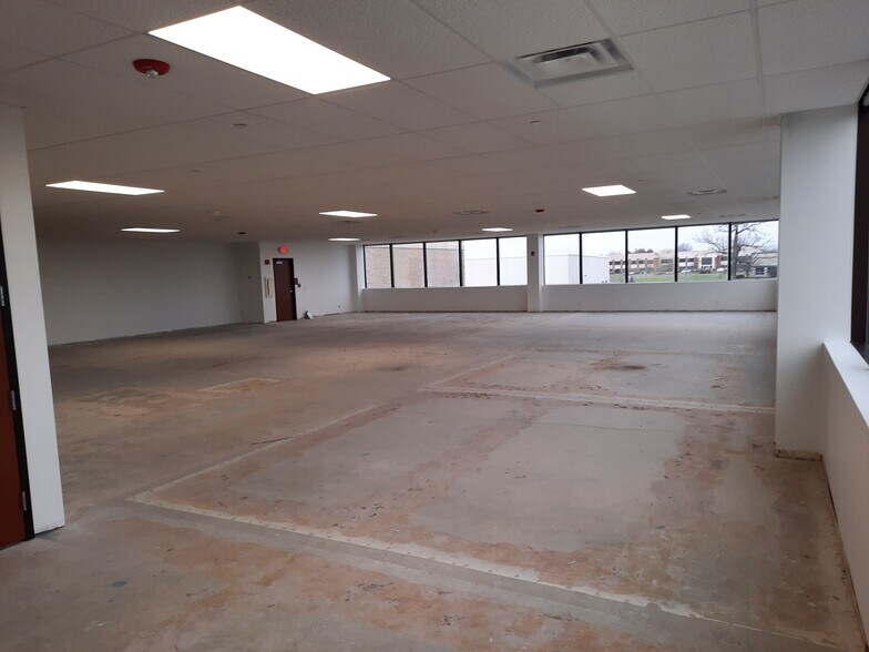 More Photos Of 7801 N Central Dr, Lewis Center Light Distribution For Lease