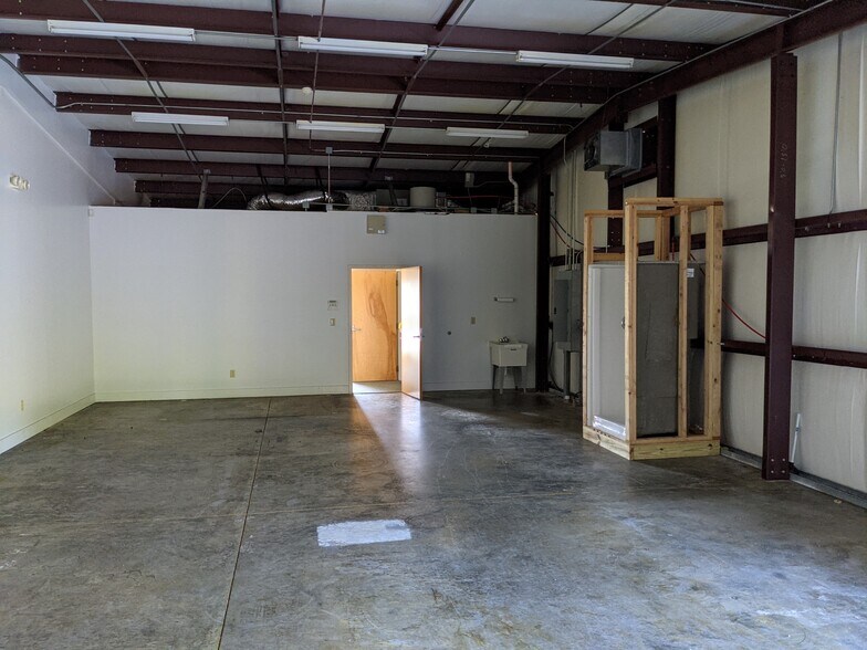 More Photos Of 359 Enterprise Dr, Valdosta Light Distribution For Lease