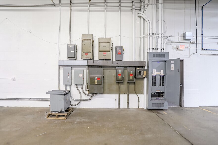 More Photos Of 2334 Production Dr, Indianapolis Warehouse For Lease