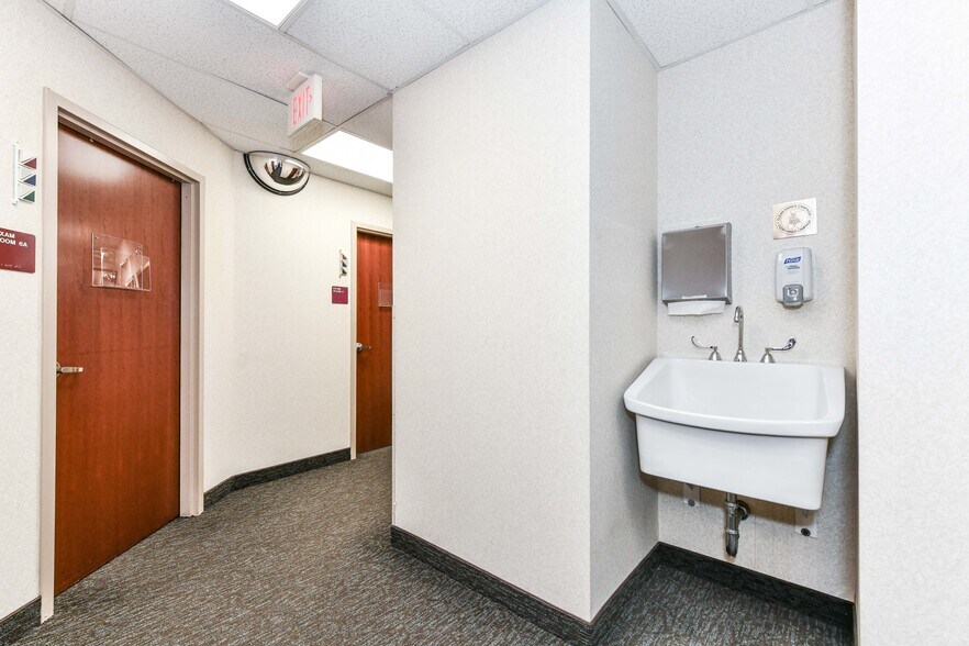 More Photos Of 1860 Town Center Dr, Reston Medical For Sale