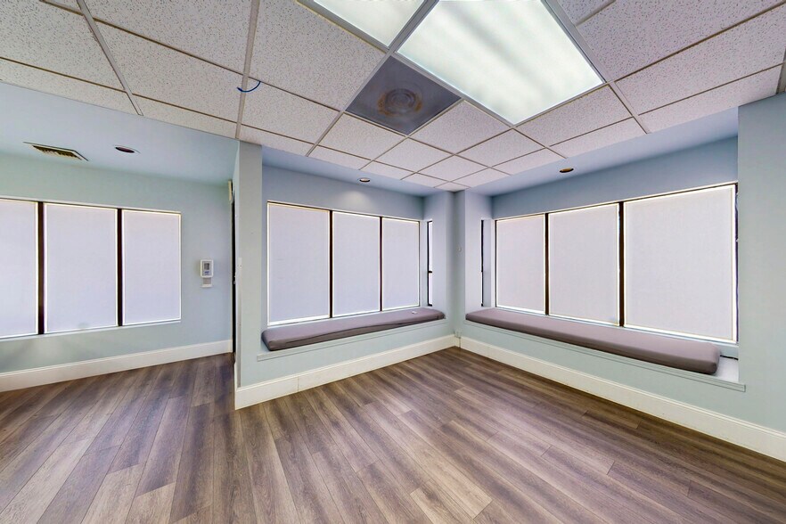 More Photos Of 7447 Martin Way E, Lacey Veterinarian Kennel For Sale