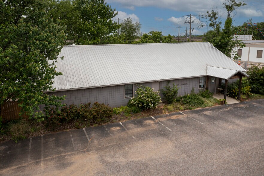 More Photos Of 1600 Greensboro Ave, Tuscaloosa Veterinarian Kennel For Sale