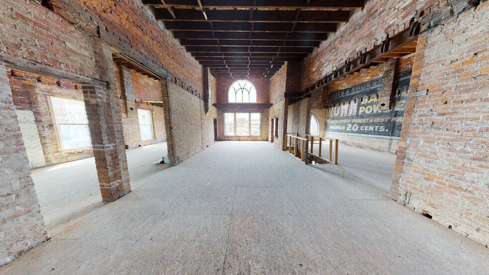 More Photos Of 231-237 S Wabash St, Wabash Storefront Retail Office For Sale