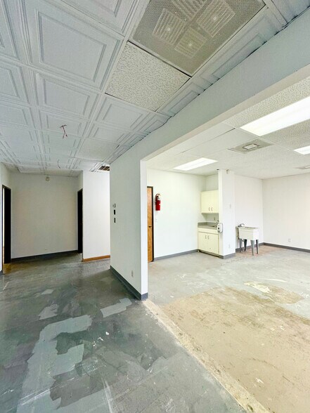 More Photos Of 10606 Shady Trl, Dallas Showroom For Sale