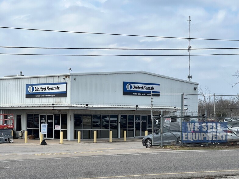 Primary Photo Of 17600 Interstate 35, Buda Service For Sale