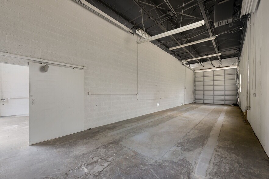 More Photos Of 304 E Vickery Blvd, Fort Worth Warehouse For Lease