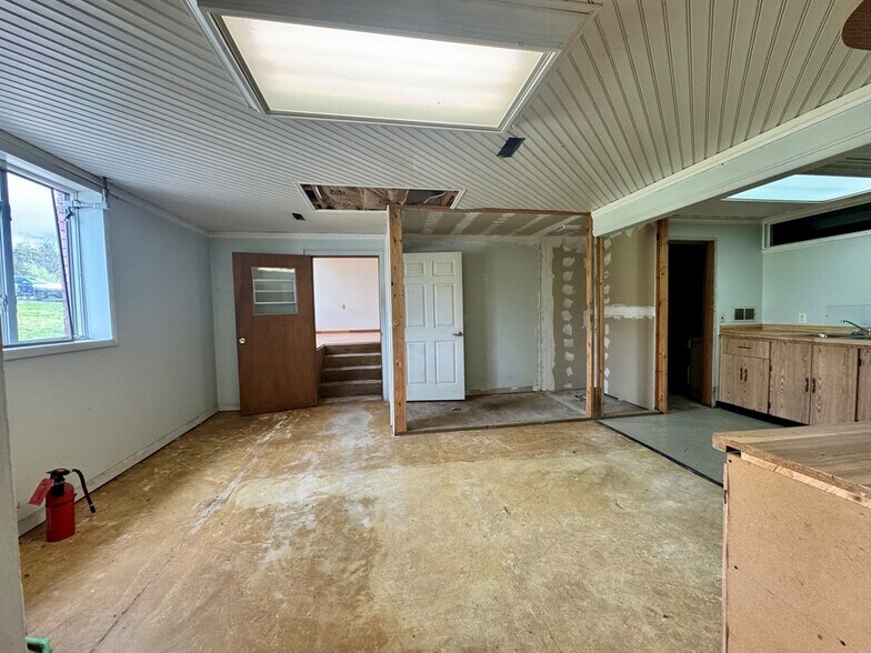 More Photos Of 868 State Route 3 and 12, Hinton Flex For Sale