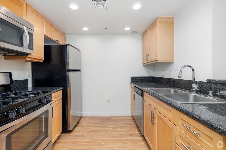 More Photos Of 214 Santa Monica Blvd, Santa Monica Apartments For Lease