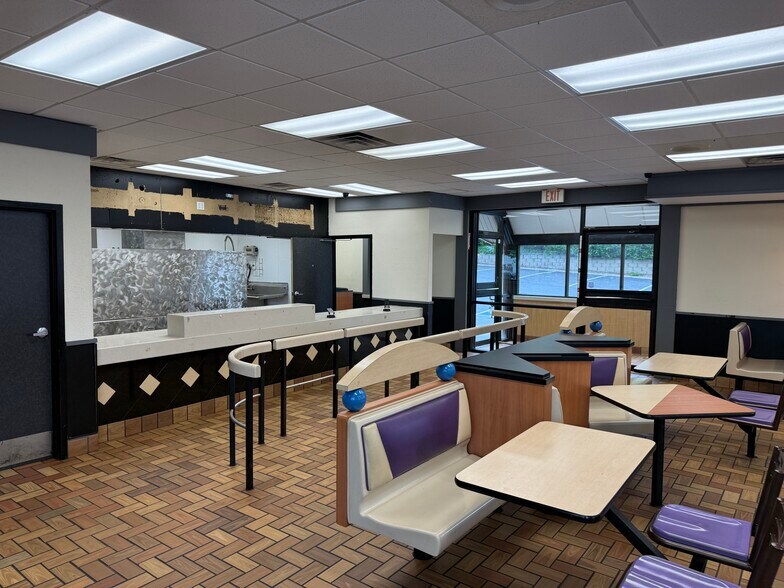 More Photos Of 7606 N 30th St, Omaha Fast Food For Sale