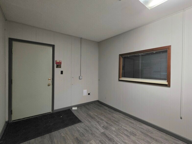 More Photos Of 14440 W Edison Dr, New Lenox Manufacturing For Sale