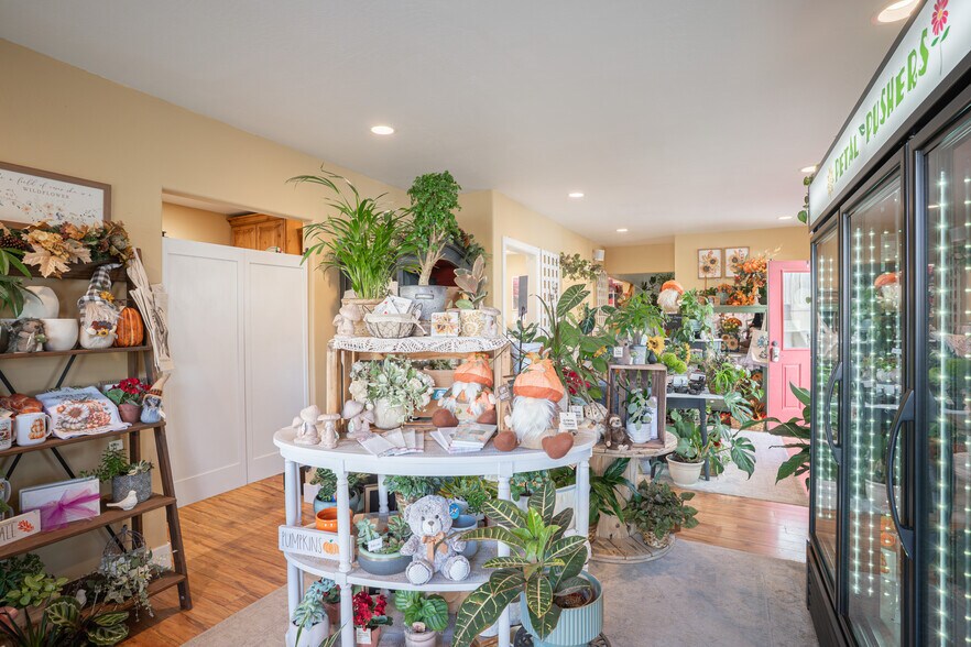 More Photos Of 319 Main St N, Kimberly Warehouse For Sale
