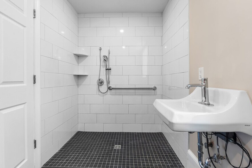 More Photos Of 6 Windsor St, Andover Office For Sale