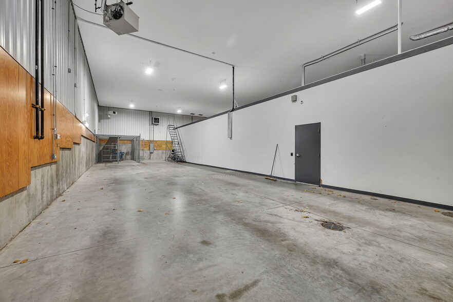 More Photos Of 801 Brian Dr, Crest Hill Light Distribution For Lease